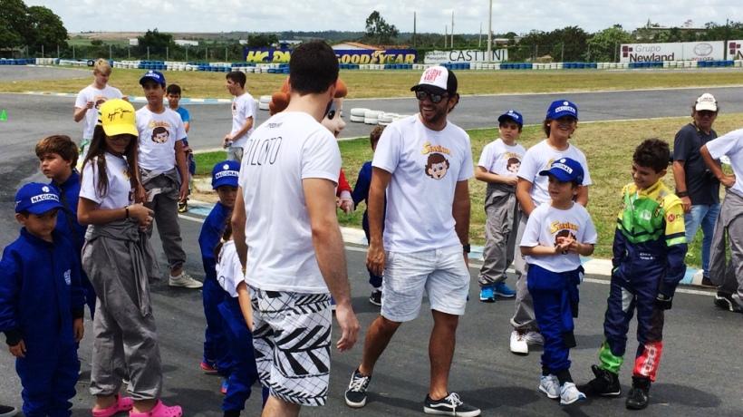 Alunos aprenderam sobre as regras básicas do automobilismo e como conduzir os karts na pista (Foto: Julio Silva / Paladino)
